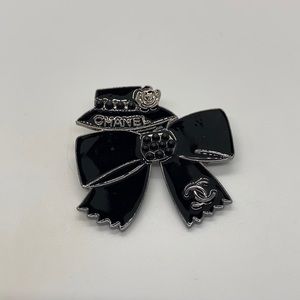 Black brooch pin